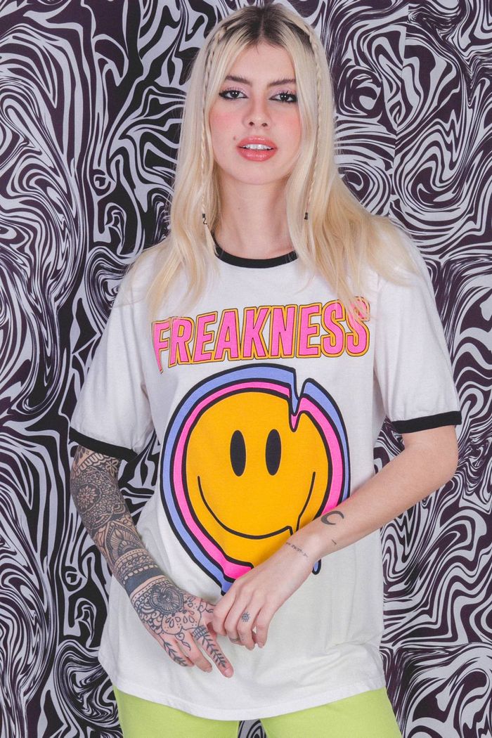 T-SHIRT OFF WHITE COM DEBRUM PRETO FREAKNESS