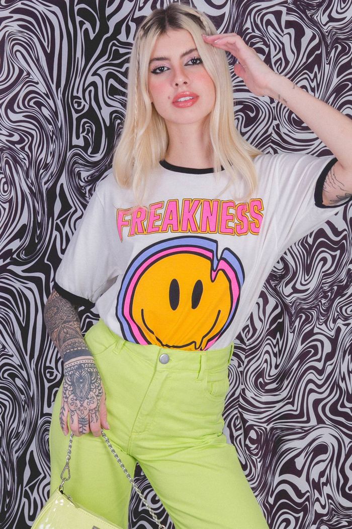 T-SHIRT OFF WHITE COM DEBRUM PRETO FREAKNESS