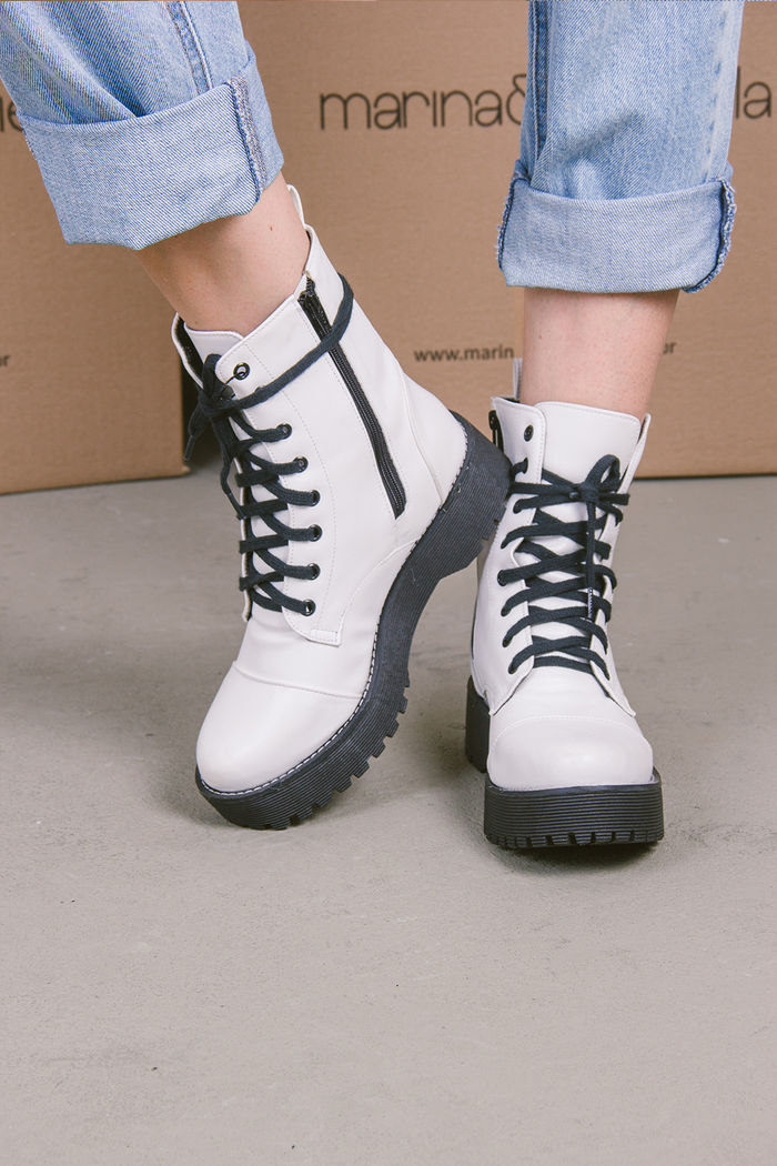 COTURNO COM CADARÇO BRANCO