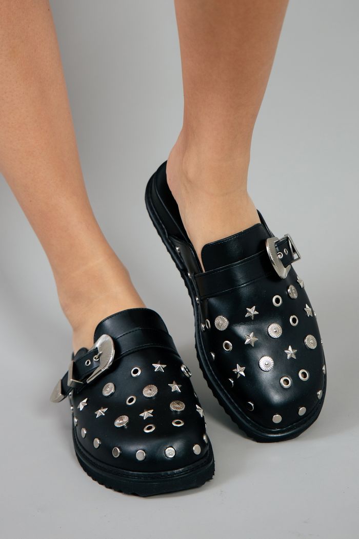 SAPATO CLOG PRETO COM METAIS