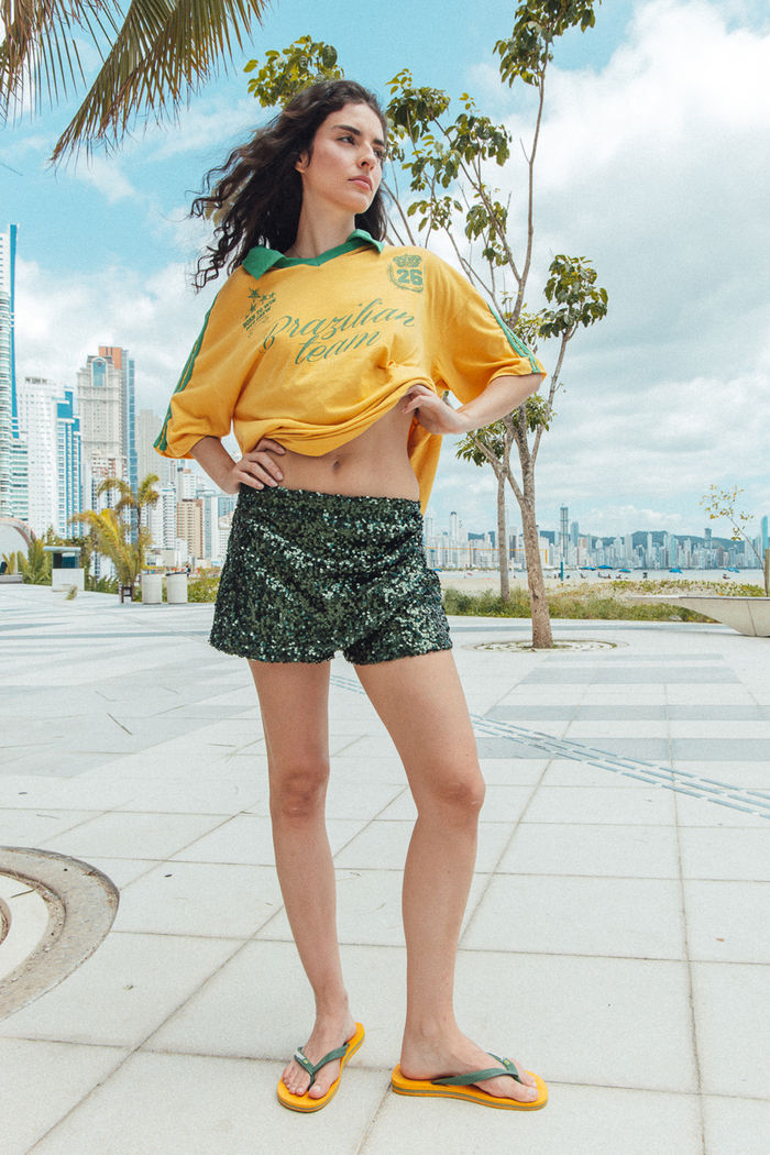 SHORT SAIA COM TRANSPASSE FRANZIDO EM PAETÊ VERDE