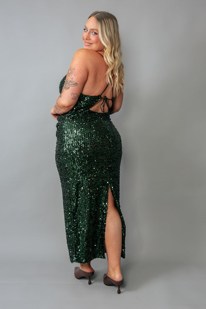 VESTIDO LONGO DE PAETÊ VERDE COM COSTA ABERTA