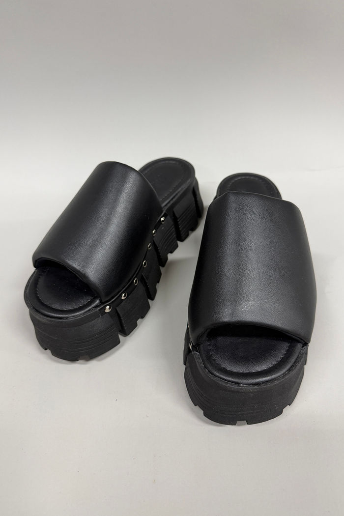 TAMANCO PRETO PUFFY COM TACHAS