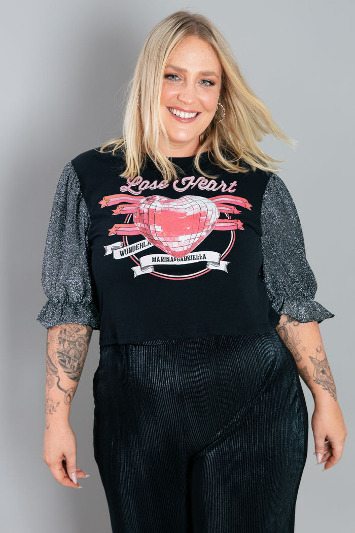 CAMISETA CROPPED PRETA COM MANGA BUFANTE BRILHO HEART