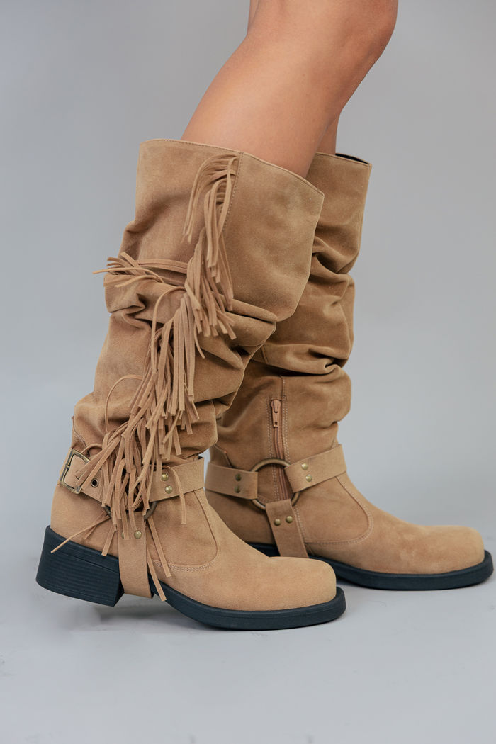 BOTA EM CAMURÇA MARROM COM FRANJAS