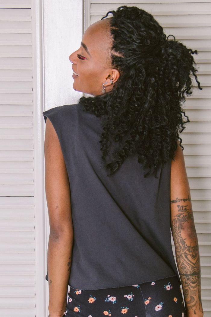 MUSCLE TEE CROPPED SUDDENLY IN LOVE