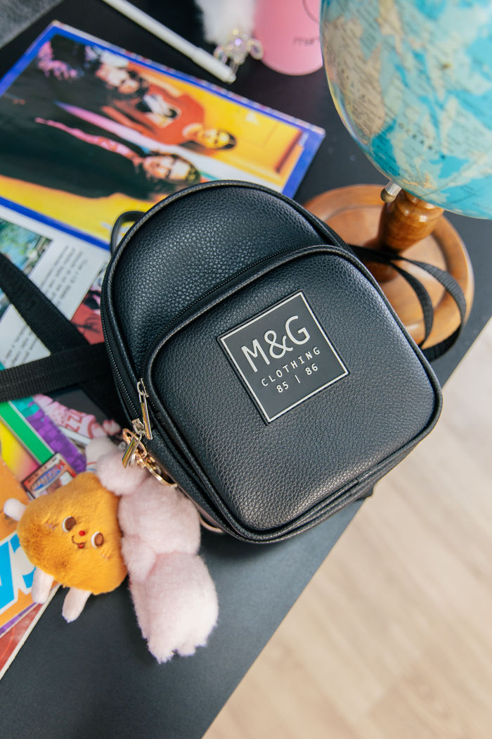 BOLSA / MINI MOCHILA NAPA PRETA