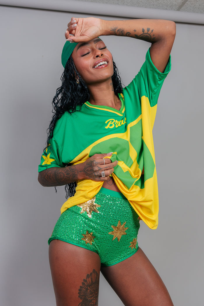 SHORT HOT PANT PAETÊ VERDE COM BORDADO DE ESTRELAS DOURADAS