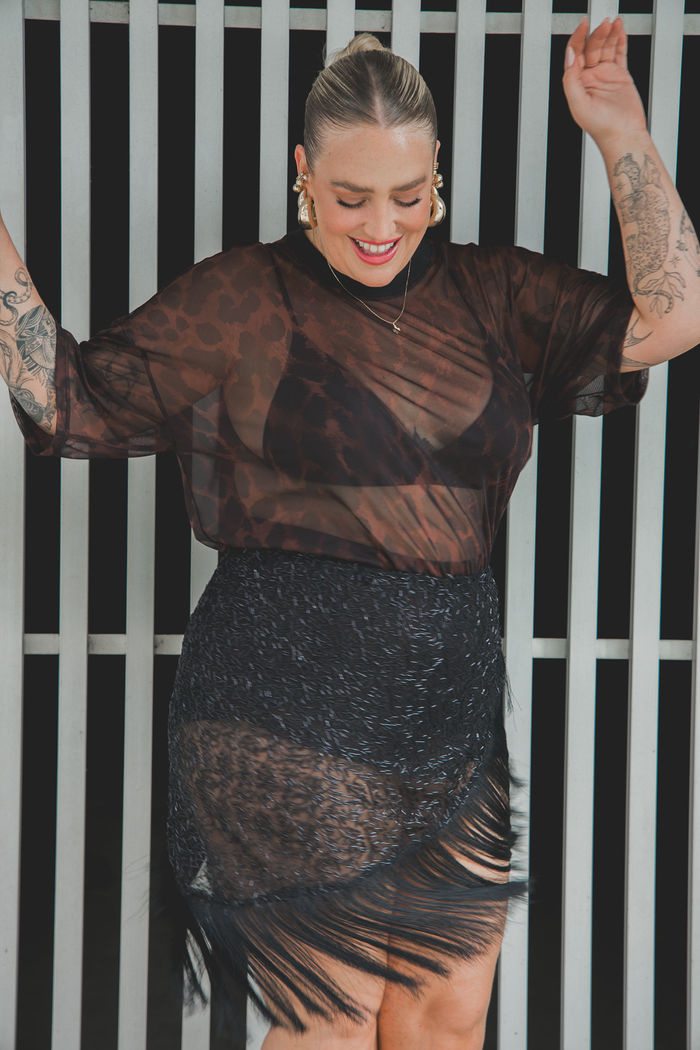 SAIA LENÇO DE CREPE BORDADO COM CANUTILHOS E FRANJAS PRETO