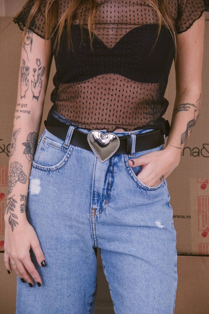 CINTO PRETO COM FIVELA DE CORAÇÃO PRATA