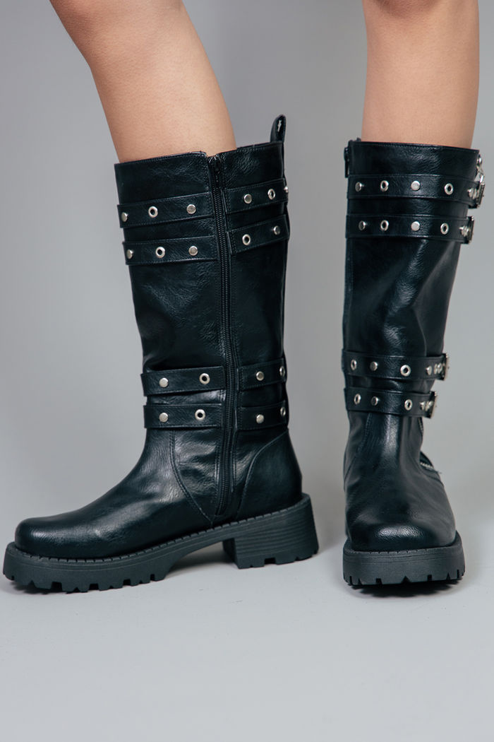 BOTA BIKER PRETA COM ZÍPER E FIVELAS