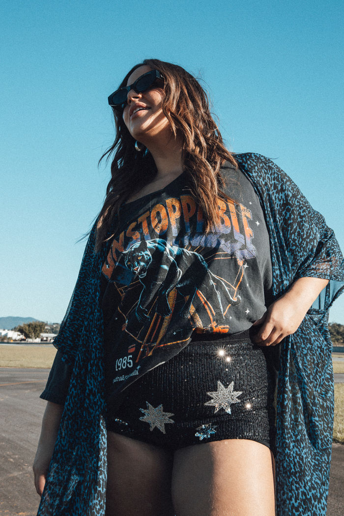 SHORT HOT PANT PAETÊ PRETO COM BORDADO DE ESTRELAS PRATA