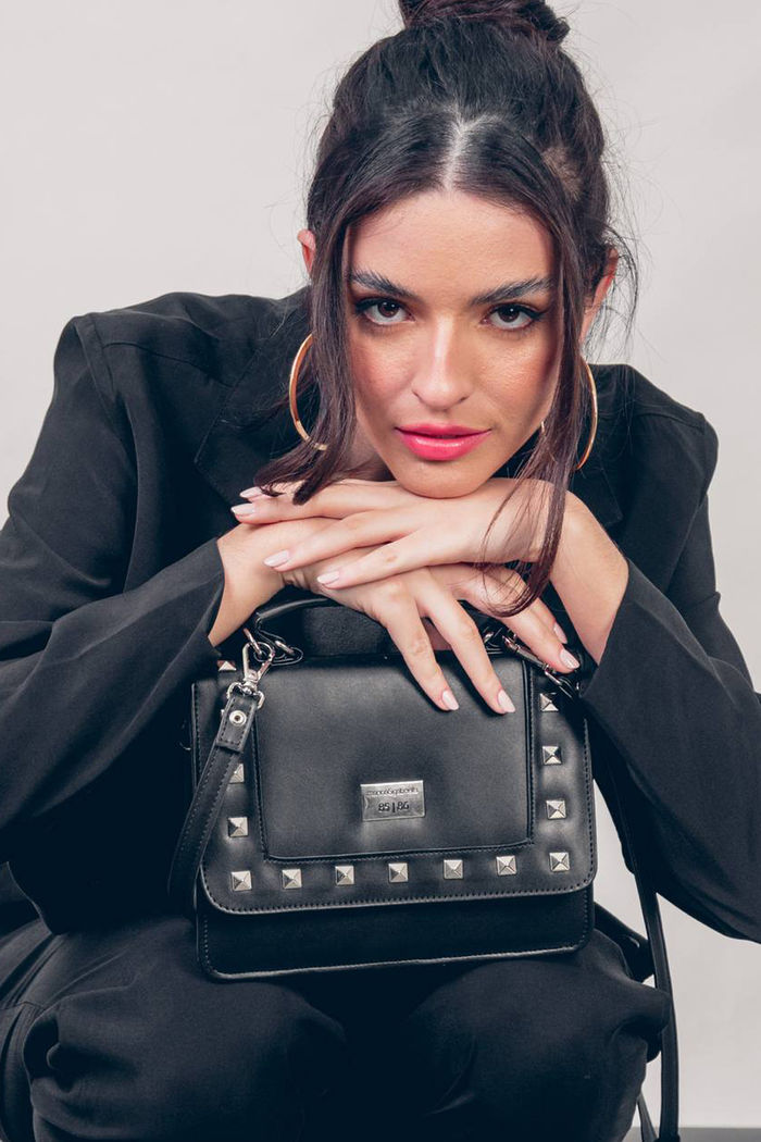 BOLSA COM TACHAS PRETO