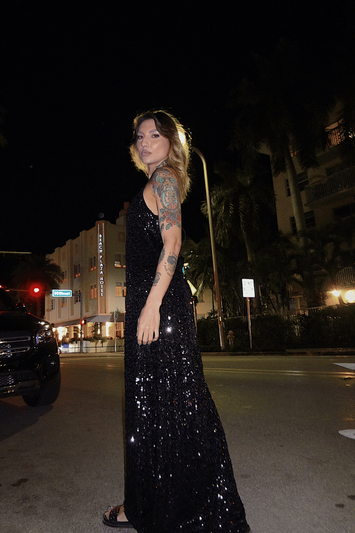 VESTIDO LONGO DE PAETÊ PRETO SOLTINHO