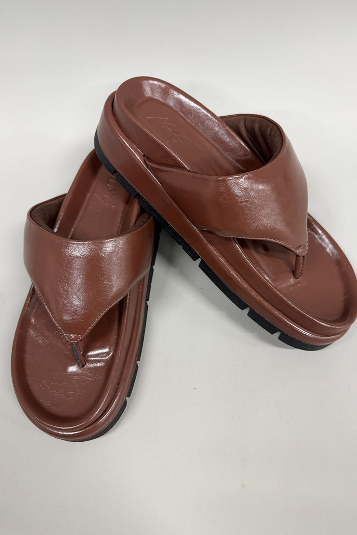 CHINELO DE DEDO FLAT MARROM