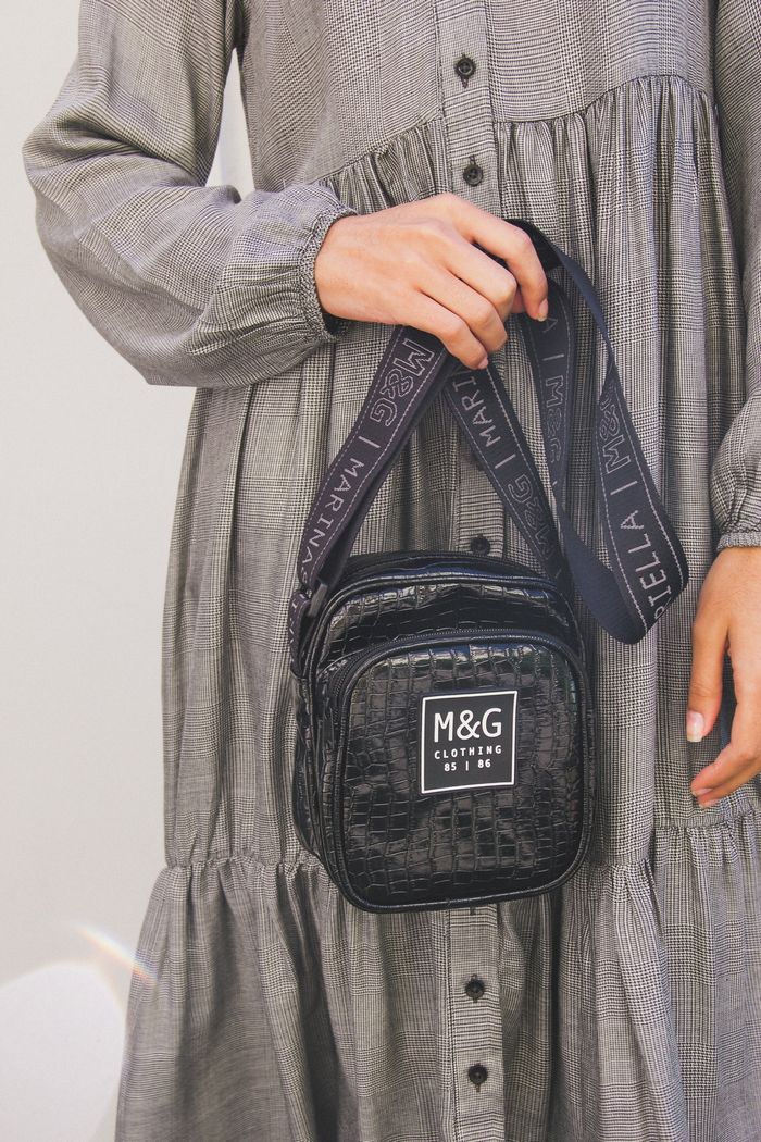 SHOULDER BAG TEXTURA VINIL PRETA