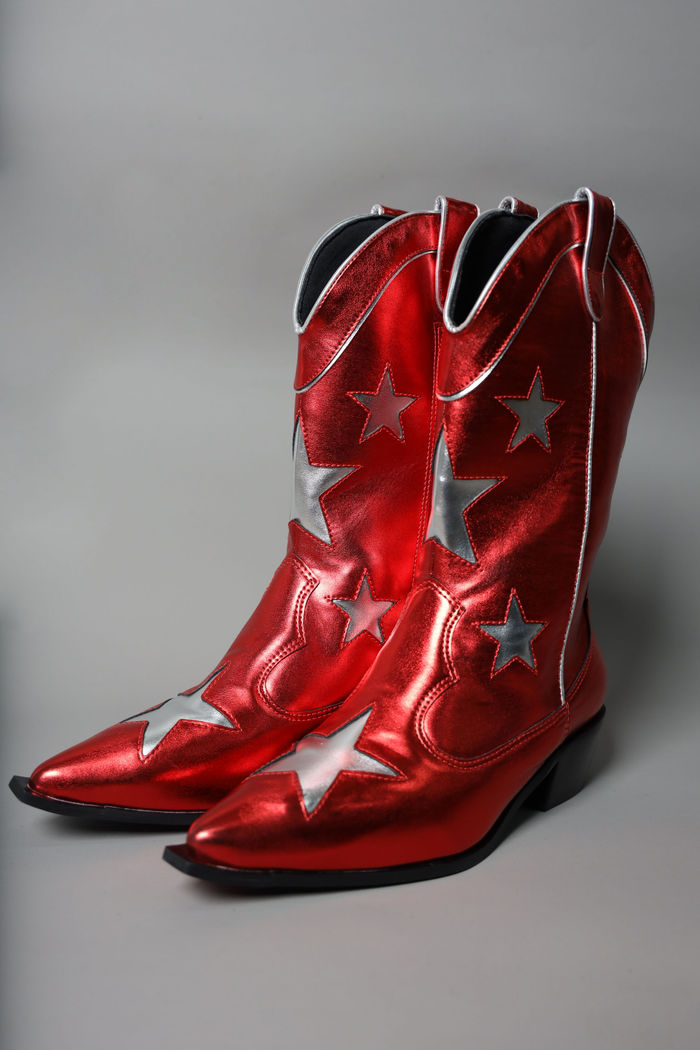 BOTA WESTERN METALIZADA VERMELHA COM ESTRELAS PRATA