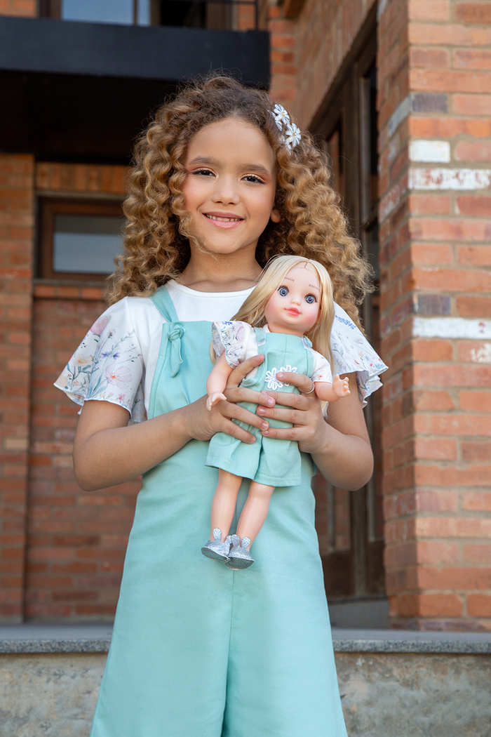 Conjunto jardineira com blusa flower