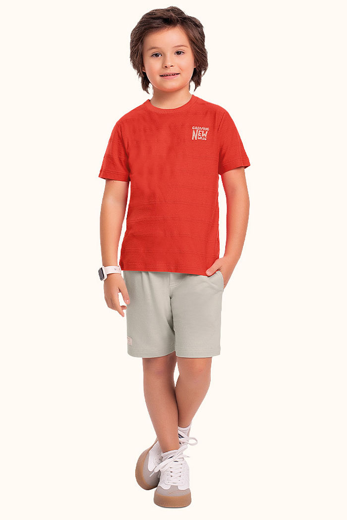 Conjunto camiseta em malha textura corrente com bordado e bermuda em moletinho com bolso funcional