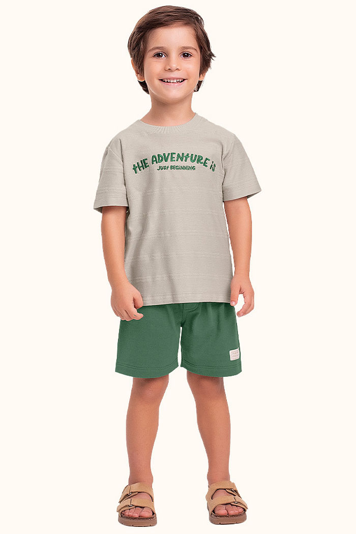 Conjunto camiseta em malha textura corrente e bermuda em moletinho com etiqueta decorativa