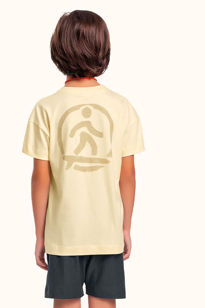 Conjunto camiseta em meia malha e bermuda em moletinho com bolso funcional e etiqueta decorativa