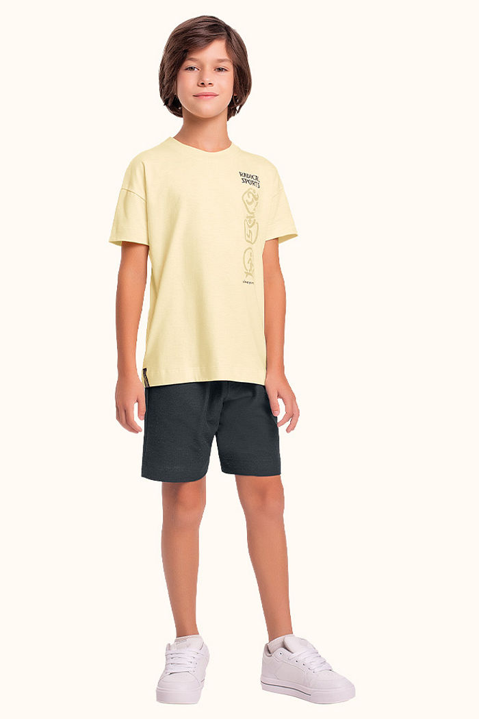 Conjunto camiseta em meia malha e bermuda em moletinho com bolso funcional e etiqueta decorativa