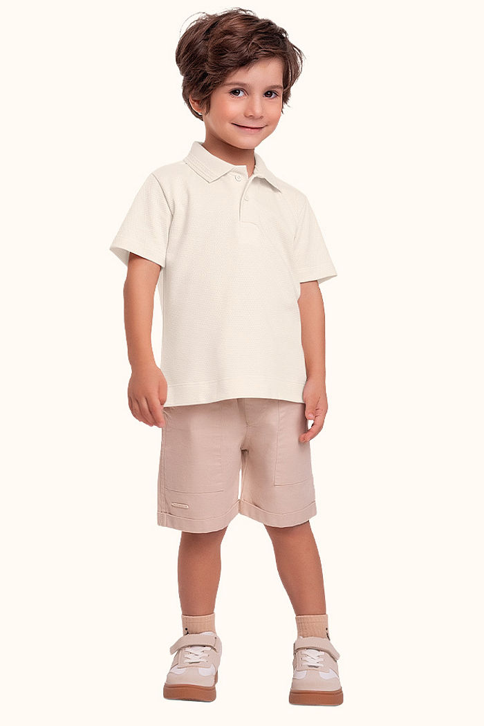 Camisa polo em malha favo com botão funcional