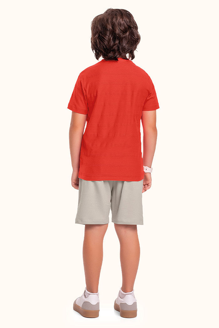 Conjunto camiseta em malha textura corrente com bordado e bermuda em moletinho com bolso funcional