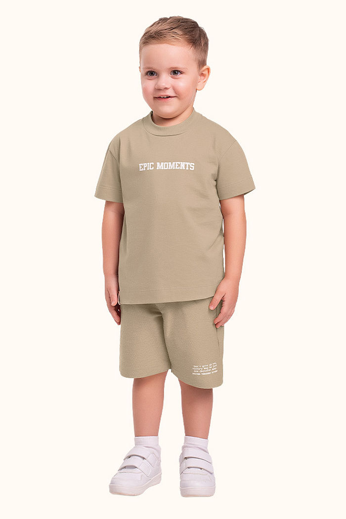 Conjunto camiseta em meia malha com etiqueta decorativa e bermuda em moletinho