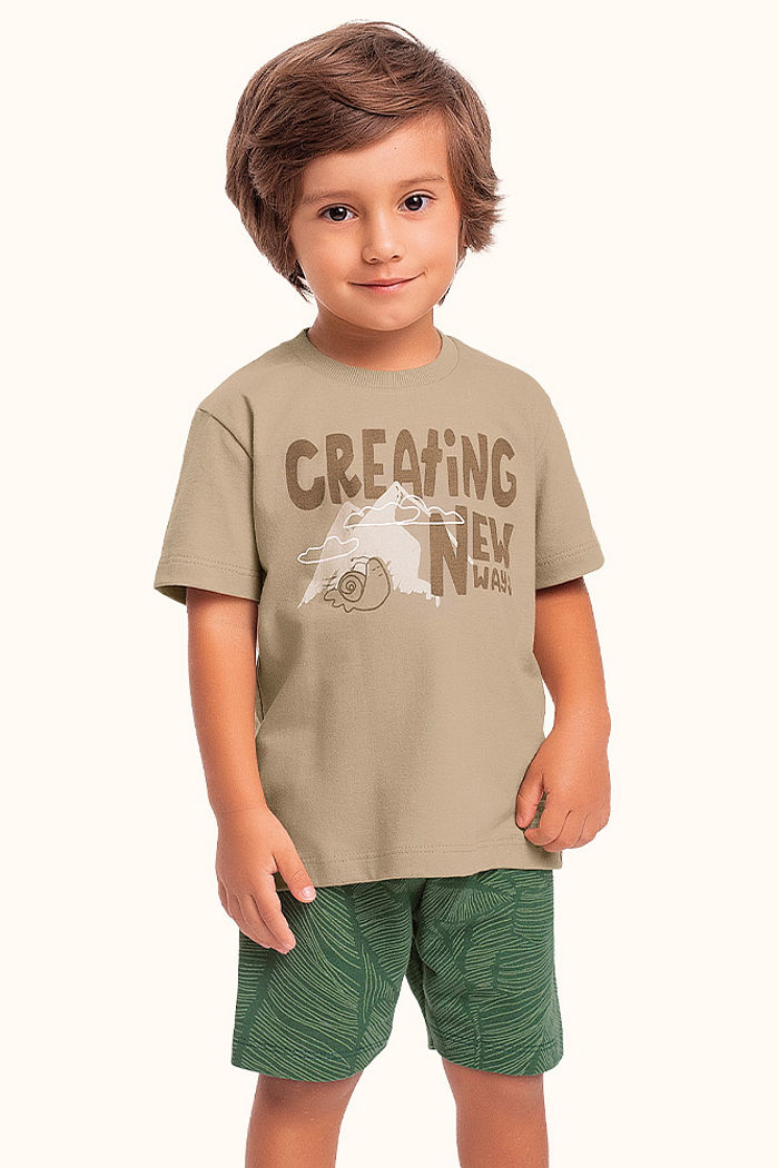 Conjunto camiseta em meia malha e bermuda em moletinho com etiqueta decorativa