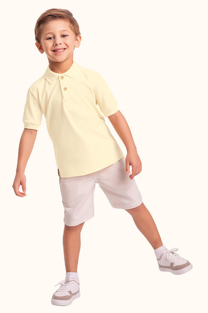 Camisa polo em malha piquet com botão funcional