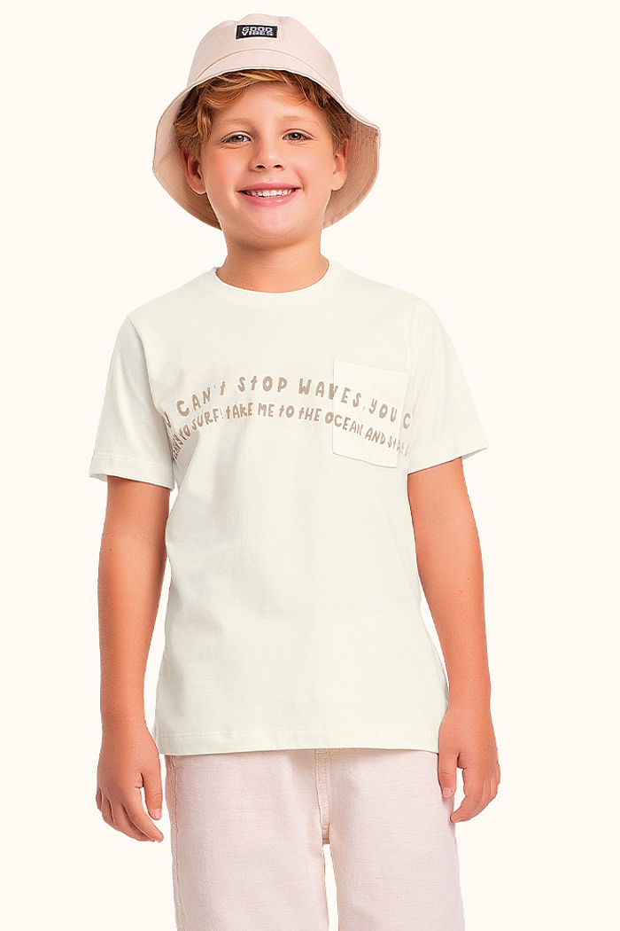 Camiseta em meia malha com bolso funcional