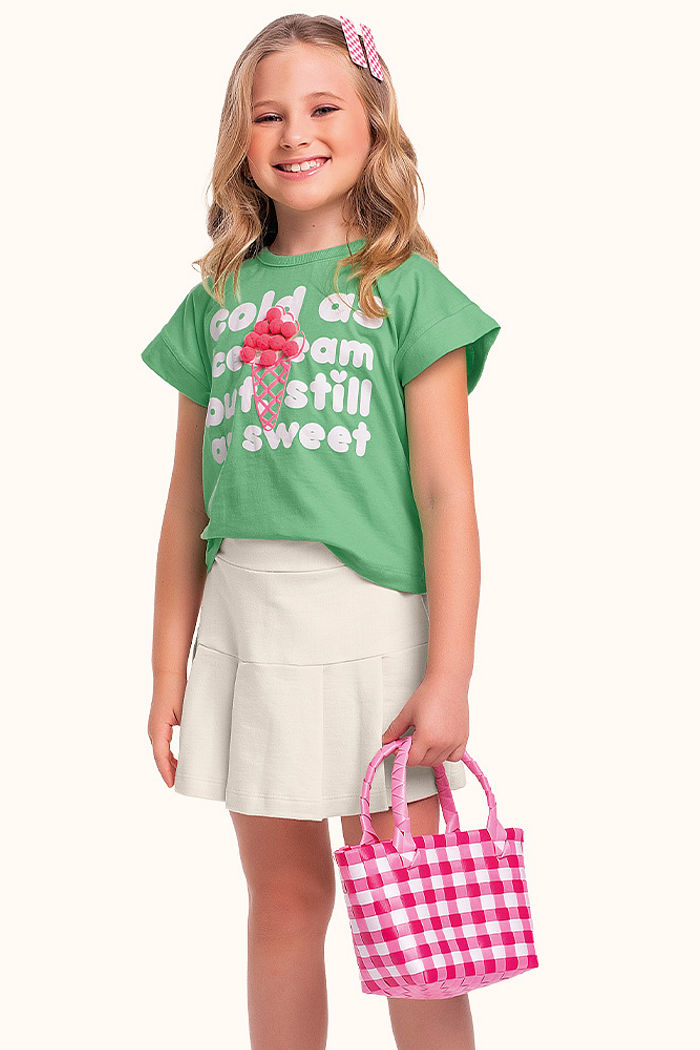 Conjunto blusa em meia malha e short saia em moletinho com pompom