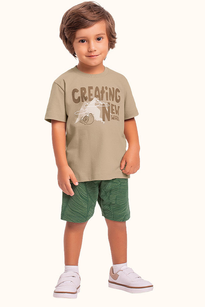 Conjunto camiseta em meia malha e bermuda em moletinho com etiqueta decorativa