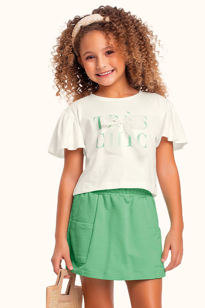 Conjunto blusa em meia malha e short saia em moletinho com laço de tule