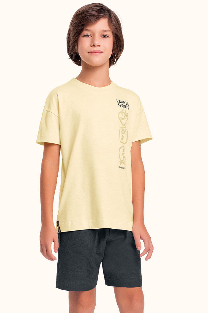 Conjunto camiseta em meia malha e bermuda em moletinho com bolso funcional e etiqueta decorativa