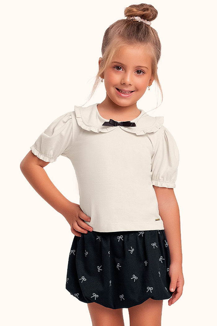 Conjunto blusa e short saia balonê com botão e laço decorativo