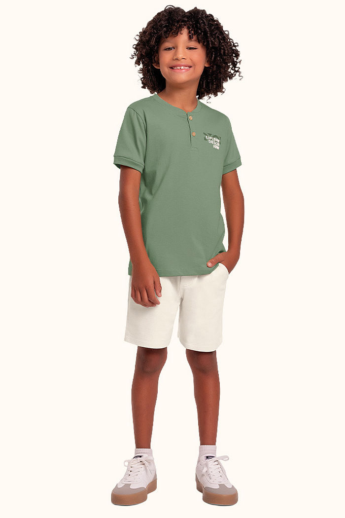 Conjunto camiseta em meia malha e bermuda em moletinho com botão funcional