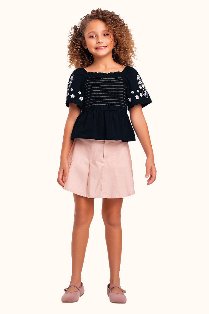 Blusa em cotton leve com lastex e estampa nas mangas