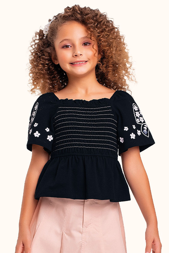 Blusa em cotton leve com lastex e estampa nas mangas