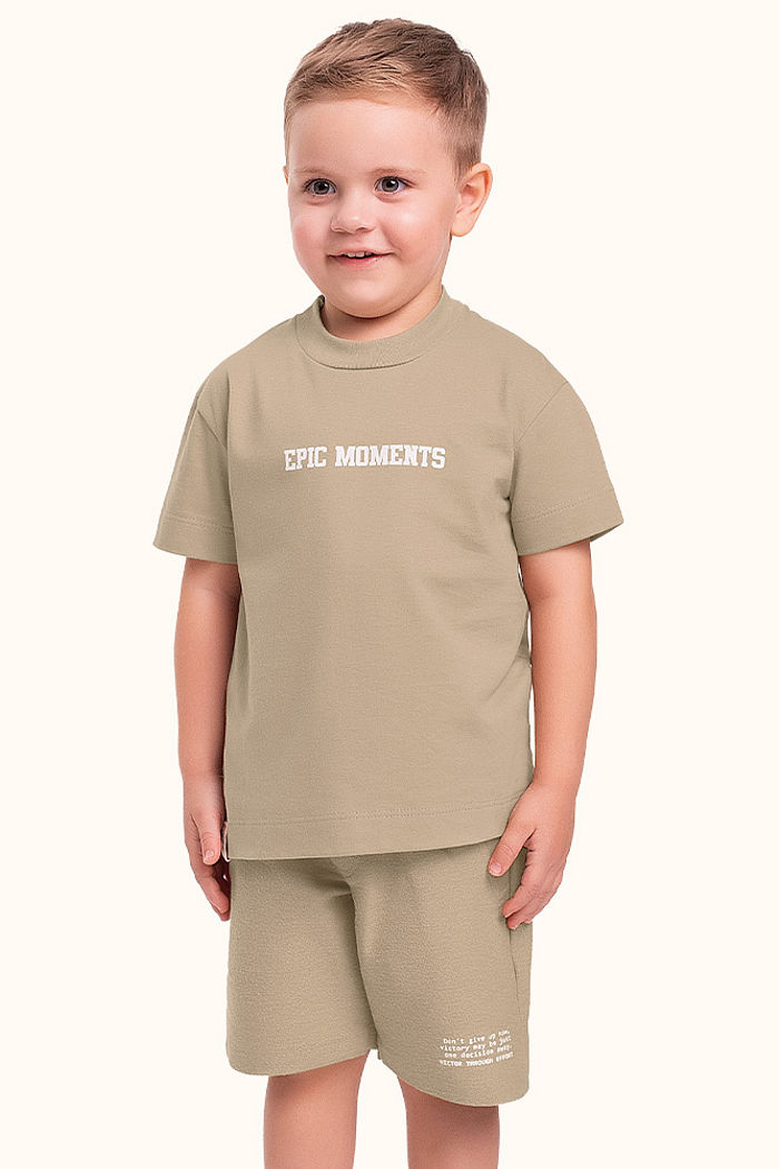 Conjunto camiseta em meia malha com etiqueta decorativa e bermuda em moletinho