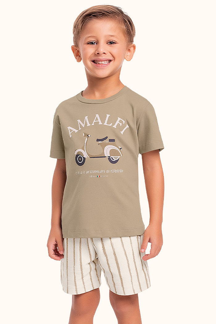 Conjunto camiseta em meia malha e bermuda em moletinho com bolso