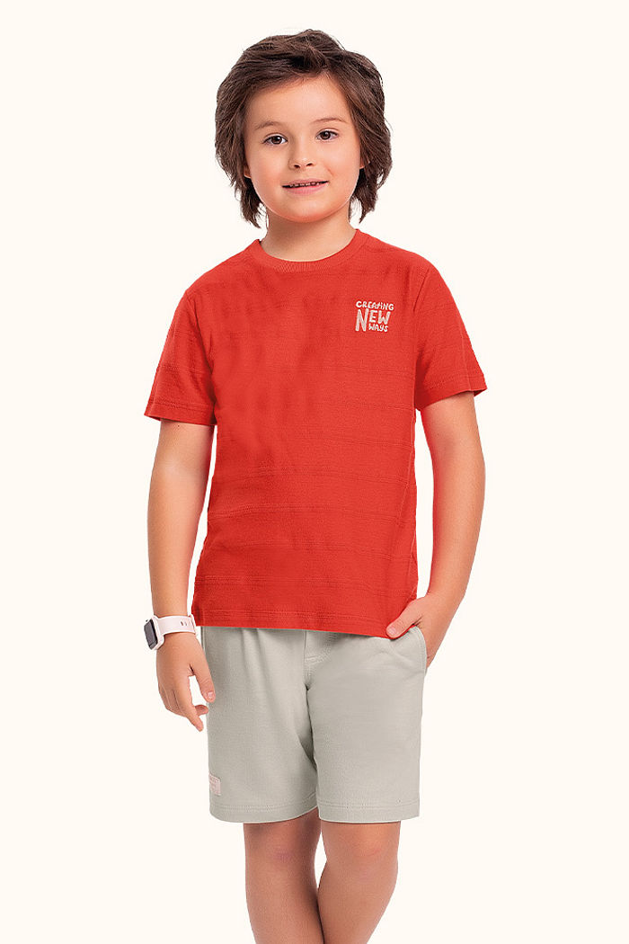 Conjunto camiseta em malha textura corrente com bordado e bermuda em moletinho com bolso funcional