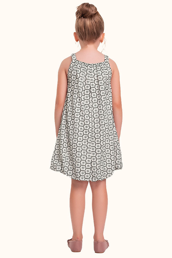 Vestido balone em tecido com laço decorativo