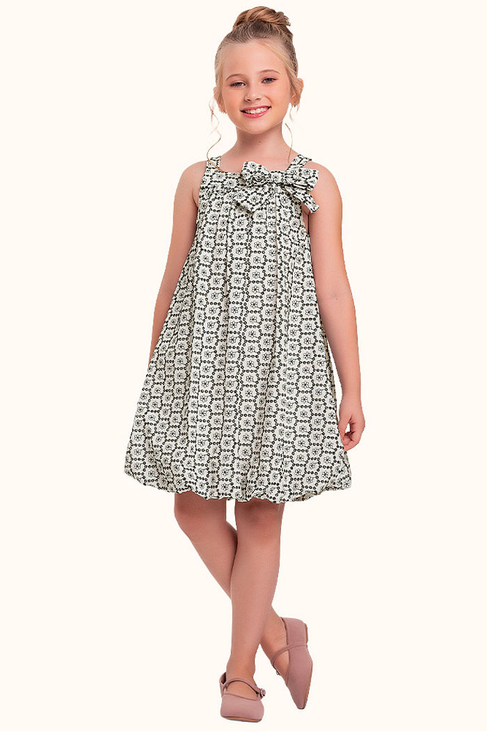 Vestido balone em tecido com laço decorativo