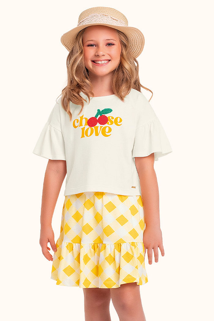 Conjunto blusa em meia malha e short saia em malha favo com bordado