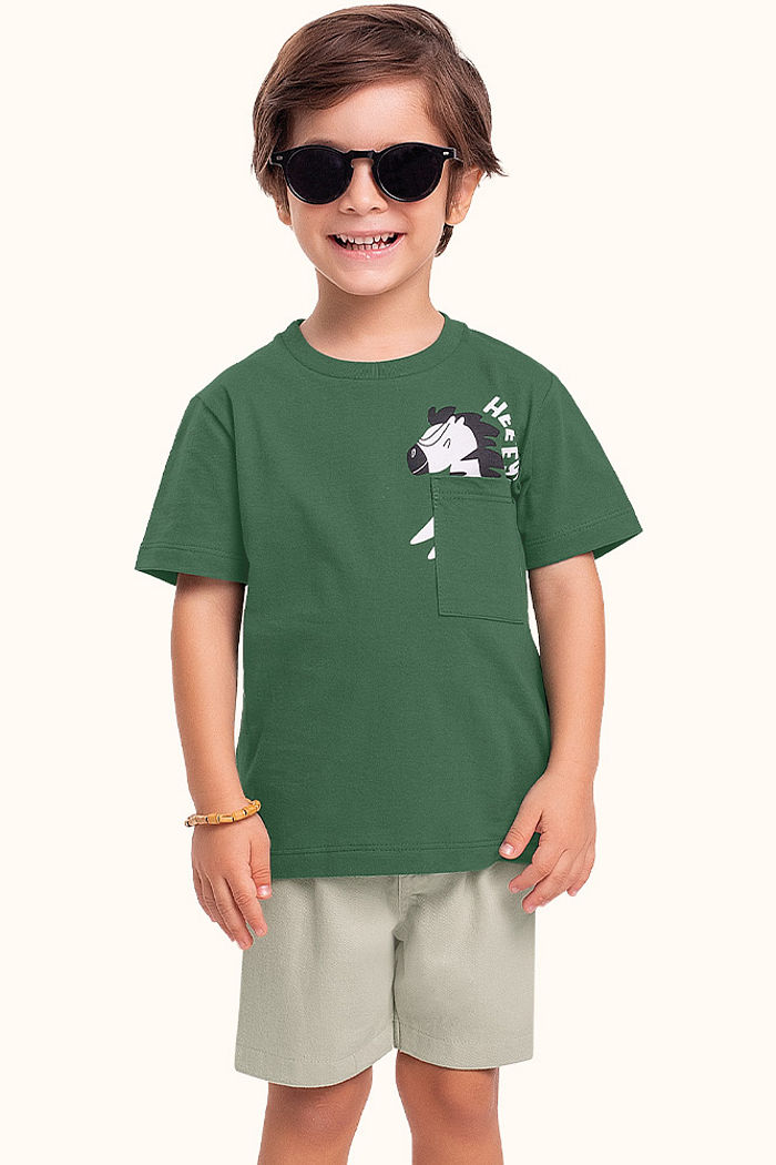 Conjunto camiseta em meia malha com bolso funcional e bermuda em sarja