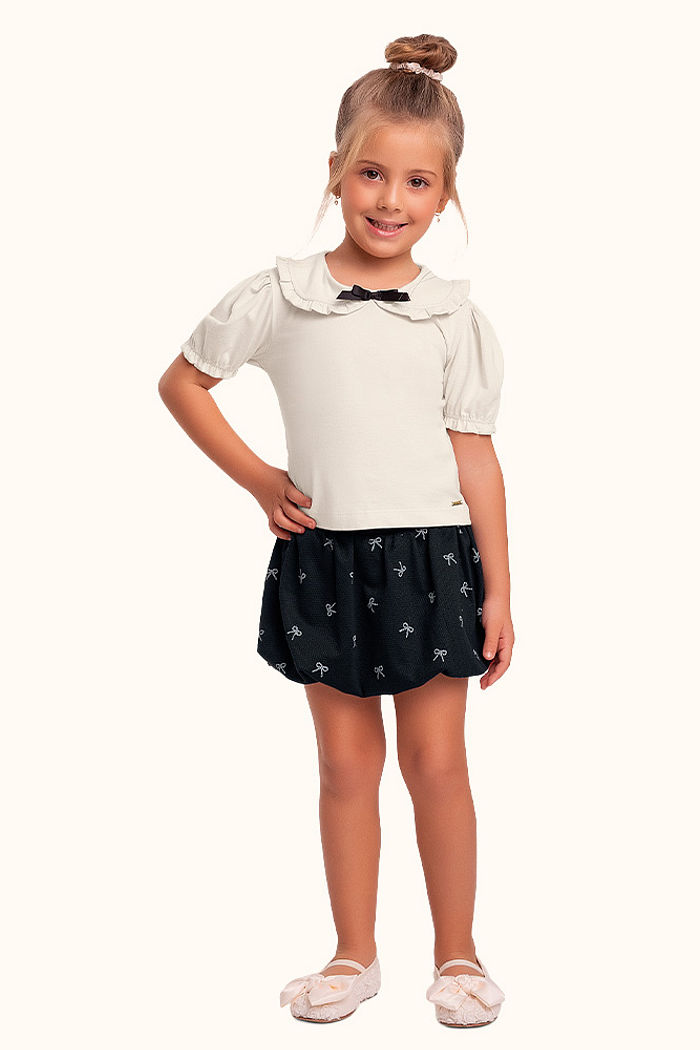 Conjunto blusa e short saia balonê com botão e laço decorativo