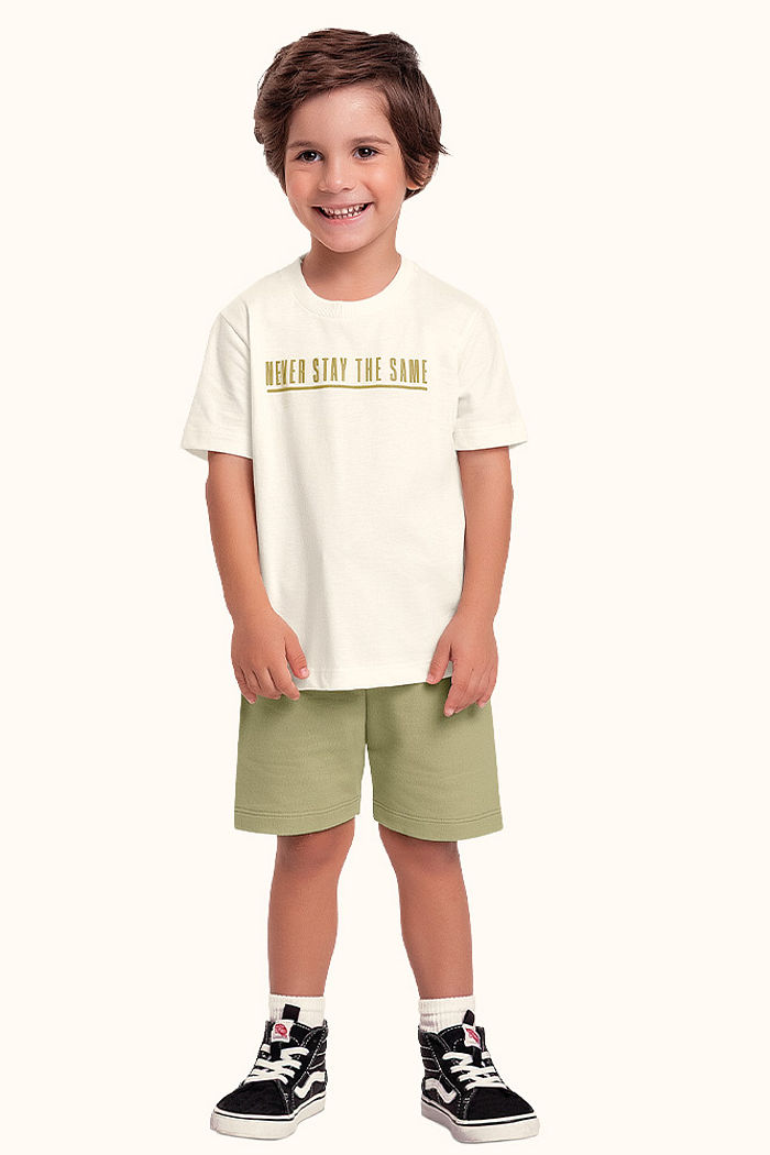 Conjunto camiseta em meia malha e bermuda em moletinho com bolso funcional e cadarço decorativo