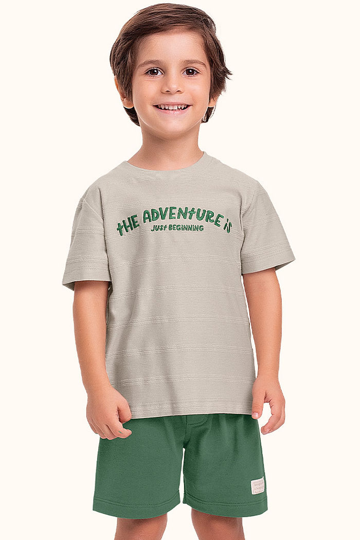 Conjunto camiseta em malha textura corrente e bermuda em moletinho com etiqueta decorativa